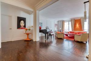 Zdjęcie z galerii obiektu Paris proche champs Elysée, superbe appartement. w Paryżu
