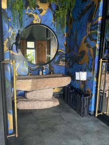 bagno con lavandino e specchio di Rikabar Restaurant & nature a Bila Cerkva