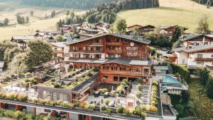 una vista aérea de una ciudad con edificios en Alpin Juwel, en Saalbach Hinterglemm