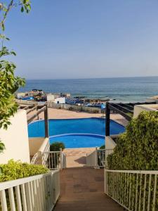 - Vistas a la playa desde un complejo con piscina en Havre de paix pied dans l'eau en Agadir