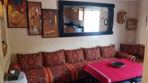 - un salon avec un canapé et un miroir dans l'établissement Havre de paix pied dans l'eau, à Agadir