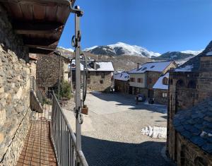 una calle en un pueblo con una montaña en el fondo en Ca la Roia, en Taüll