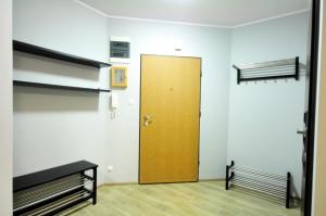 ミエンジズドロイェにあるApartament Gryfa Pomorskiego Międzyzdrojeの木製の扉付きの部屋のドア