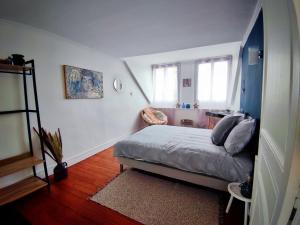 Posteľ alebo postele v izbe v ubytovaní Le char'Mans appartement cosy proche gare et tram