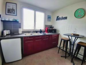 Kuchyňa alebo kuchynka v ubytovaní Le char'Mans appartement cosy proche gare et tram