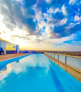 una piscina en la azotea de un edificio en Enac Homes - Classy, Elegant Executive Studios - Kiambu Road, en Kiambu
