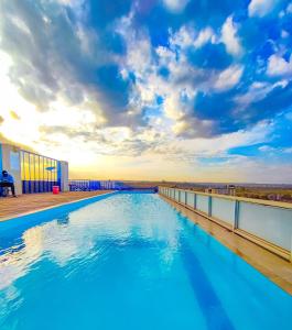 Bazén v ubytování Enac Homes - Decorous, Classy & Elegant Executive Studios - Kiambu Road nebo v jeho okolí
