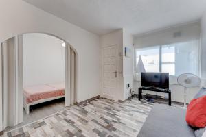 um quarto com uma cama e uma televisão de ecrã plano em Cozy apartment in Costa del Silencio em Costa Del Silencio