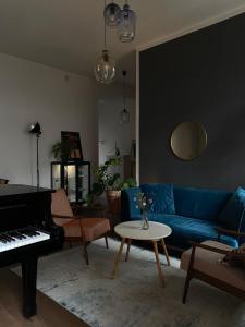 Een zitgedeelte bij Kraków Piano Apartment