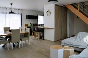 Kuchyňa alebo kuchynka v ubytovaní La Mer Veille, maison neuve avec jardin