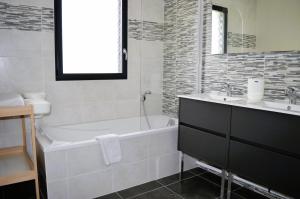 Kúpeľňa v ubytovaní La Mer Veille, maison neuve avec jardin + 26 fotografií