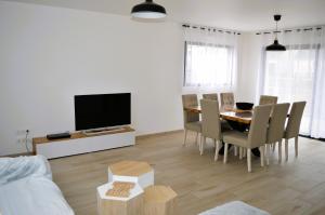Televízia a/alebo spoločenská miestnosť v ubytovaní La Mer Veille, maison neuve avec jardin