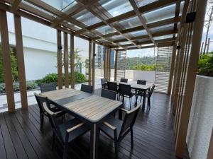 een terras met tafels en stoelen bij Inspirasi Mont Kiara 3 Rooms Balcony Free WIFI & Carpark By The Homez in Kuala Lumpur