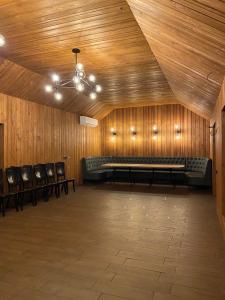Una gran sala con bancos y sillas. en Rikabar Restaurant & nature, en Bila Tserkva 35 fotos más