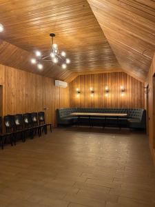 uma grande sala com bancos e cadeiras em Rikabar Restaurant & nature em Bila Tserkva