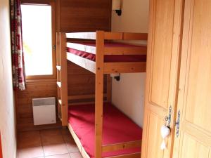 a bunk bed in a small room with a window at Appartement Pra-Loup, 2 pièces, 6 personnes - FR-1-165A-53 in Uvernet