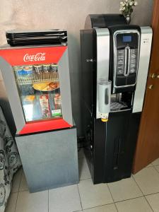 einen Kokoskühlschrank neben einer Koksmaschine in der Unterkunft Hotel Mercurio in Mailand