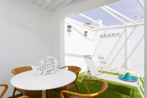 a table and chairs in a room with a window at 150 Chill and sun Alcala By Sunkeyrents in Alcalá