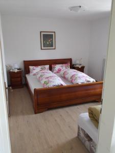 um quarto com uma cama com almofadas em Haus Bergeshöh Hochsauerland em Eslohe