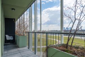 balkon z widokiem na wodę w obiekcie easy flat Green Prater w Wiedniu