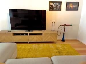 ein Wohnzimmer mit einem großen Flachbild-TV in der Unterkunft Alva Luxury Flat in Matosinhos