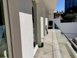 un balcon vide d'un bâtiment avec une fenêtre dans l'établissement Alva Luxury Flat, à Matosinhos