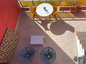 een uitzicht op een tafel en stoelen in een kamer bij Sweet la restinga in La Restinga
