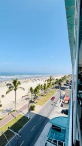 - une vue sur la plage depuis le balcon d'un bâtiment dans l'établissement AP alto padrão, frente mar panorâmico., à Praia Grande