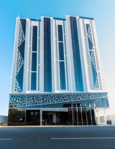 un gran edificio con un azul y blanco en AKASIYA HOTEL en Doha