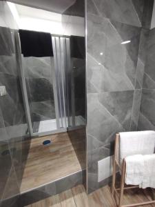 La salle de bains est pourvue d'une douche, d'une fenêtre et d'une chaise. dans l'établissement Grandmother's house, à Naples
