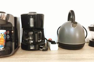 a coffee maker and a tea kettle on a counter at Casa de la Mama in Parque Holandes