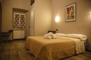 ein Schlafzimmer mit einem Bett und einem Handtuch darauf in der Unterkunft pino dependance in San Terenzo