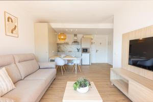 Martinez Apartments في بالمانوفا: غرفة معيشة مع أريكة وطاولة
