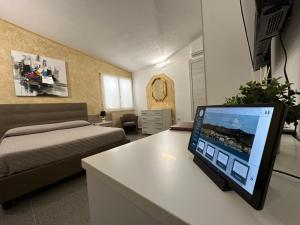 Televiisor ja/või meelelahutuskeskus majutusasutuses LXR Rooms Carloforte