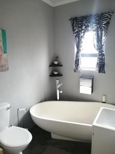 Koupelna v ubytování 17 Lisa Street, 4 Bed - 2 Bath