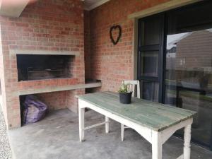 TV a/nebo společenská místnost v ubytování 17 Lisa Street, 4 Bed - 2 Bath + 3 fotografie