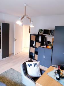 un soggiorno con tavolo e cucina di Apartment in Herne a Herne