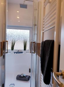 ein kleines Bad mit einer Dusche und einem Fenster in der Unterkunft Apartment in Herne in Herne