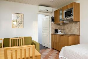 Η κουζίνα ή μικρή κουζίνα στο Villa Sofia Barösund