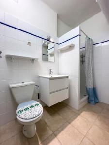 La salle de bains blanche est pourvue de toilettes et d'un lavabo. dans l'établissement Tec/Tea Pedrous, au Pas de la Case