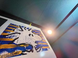 una imagen de una pintura en el techo con una luz en acchicocchi hideout 〜SNOOPYと過ごす宿〜 