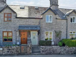 Llandegla的住宿－Bellringers Cottage, Llandegla，石屋,设有木门和窗户