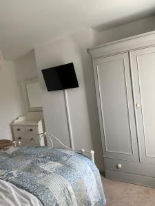 een slaapkamer met een bed, een lamp en een dressoir bij A beautiful 1 bedroom home. in Matlock