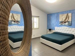 Postel nebo postele na pokoji v ubytování LXR Rooms Carloforte