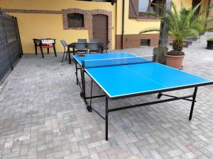niebieski stół do ping ponga na patio w obiekcie gîte le carthame w mieście Elsenheim