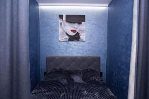 a bedroom with a bed with a painting on the wall at Дизайнерські апартаменти в ЖК DreamTown 10а in Luts'k