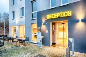 een restaurant met tafels en stoelen buiten een gebouw bij B&B Hotel Kassel-Süd in Kassel