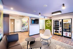 TV a/nebo společenská místnost v ubytování B&B Hotel Kassel-Süd