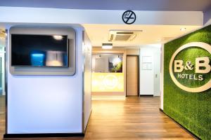 TV a/nebo společenská místnost v ubytování B&B Hotel Kassel-Süd