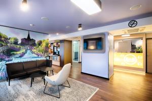 TV a/nebo společenská místnost v ubytování B&B Hotel Kassel-Süd